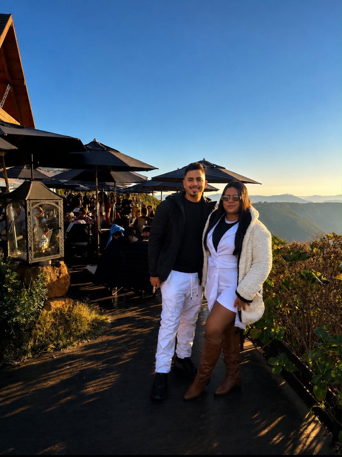 O casal na serra ao pôr do sol