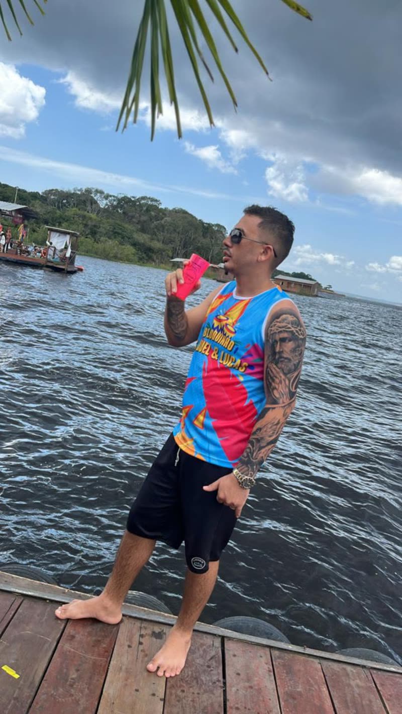 George em um flutuante no rio