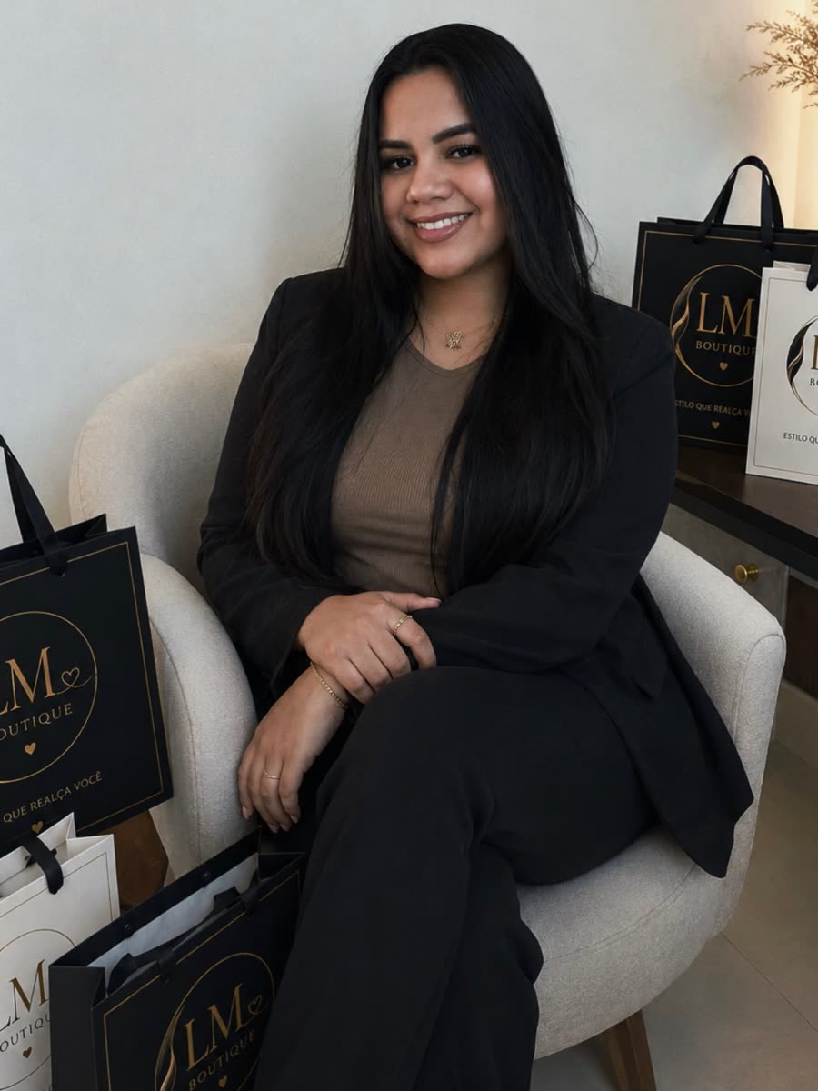 Larissa sorrindo sentada na poltrona